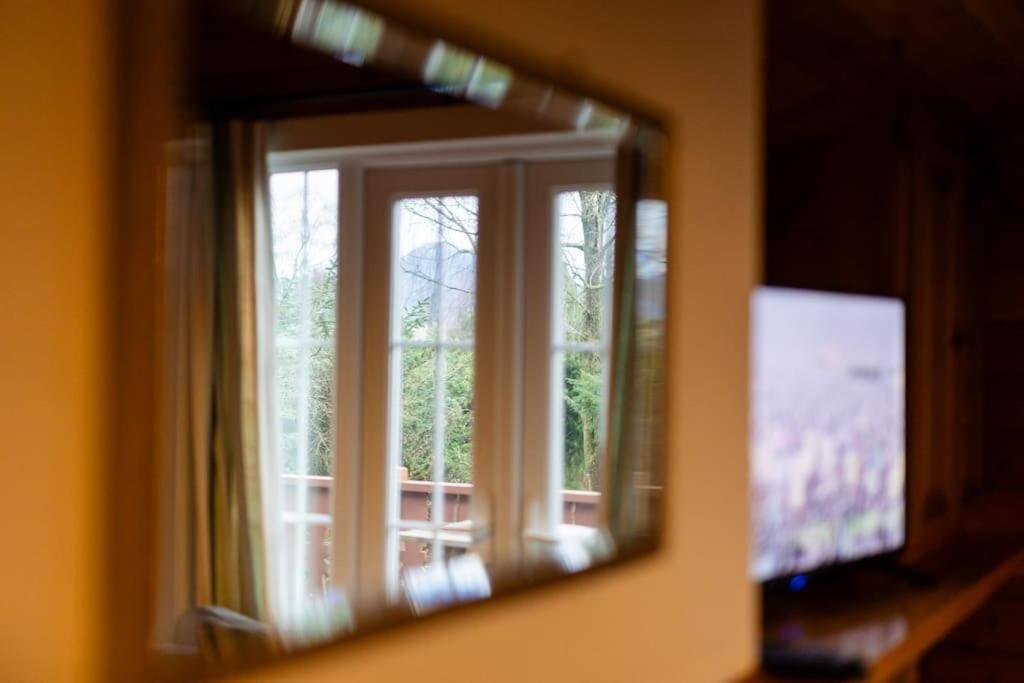 Cozy Norwegian Style Log In Rural Snowdonia - 2 Bedrooms & Parking By Seren Short
