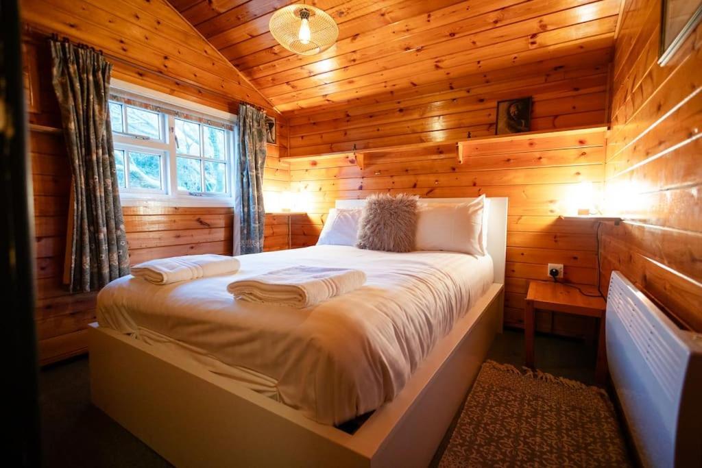 Cozy Norwegian Style Log In Rural Snowdonia - 2 Bedrooms & Parking By Seren Short