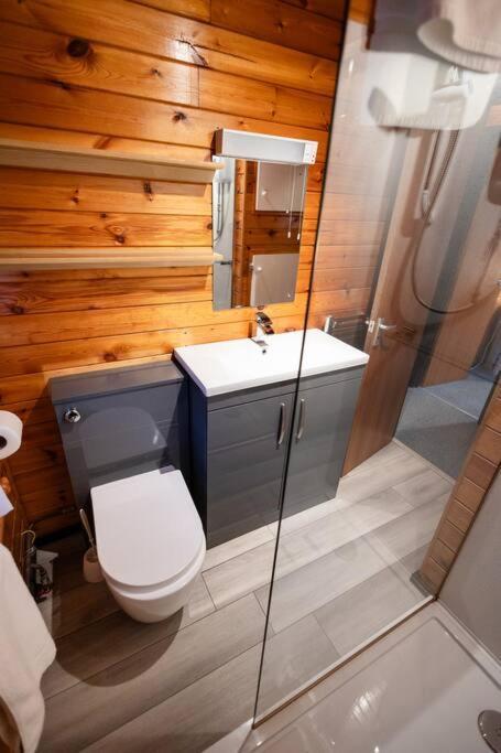 Cozy Norwegian Style Log In Rural Snowdonia - 2 Bedrooms & Parking By Seren Short Holiday home