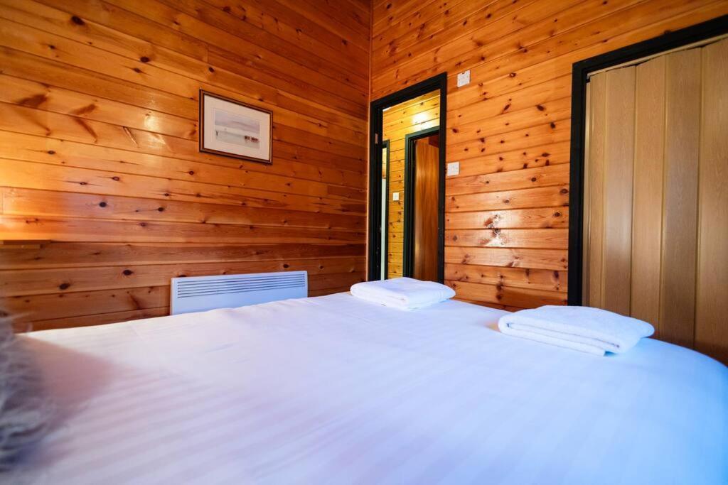 Cozy Norwegian Style Log In Rural Snowdonia - 2 Bedrooms & Parking By Seren Short Holiday home *