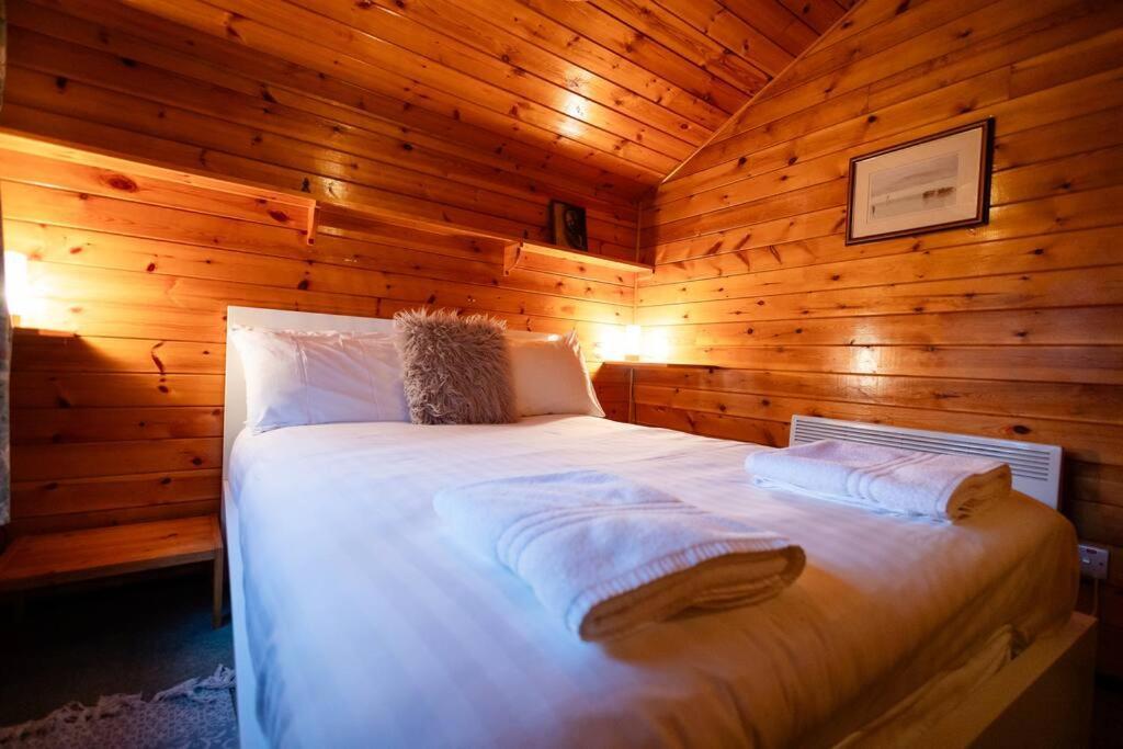 Cozy Norwegian Style Log In Rural Snowdonia - 2 Bedrooms & Parking By Seren Short * Ffestiniog